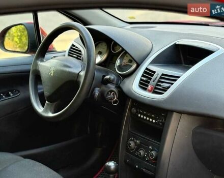 Красный Пежо 207, объемом двигателя 1.4 л и пробегом 251 тыс. км за 3999 $, фото 2 на Automoto.ua