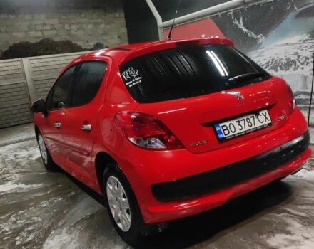 Красный Пежо 207, объемом двигателя 1.4 л и пробегом 150 тыс. км за 5500 $, фото 1 на Automoto.ua