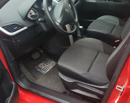 Красный Пежо 207, объемом двигателя 1.6 л и пробегом 86 тыс. км за 7500 $, фото 3 на Automoto.ua