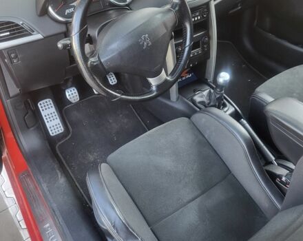 Красный Пежо 207, объемом двигателя 1.6 л и пробегом 220 тыс. км за 5200 $, фото 3 на Automoto.ua