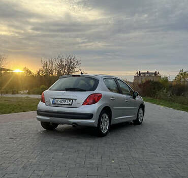 Серый Пежо 207, объемом двигателя 1.6 л и пробегом 228 тыс. км за 4300 $, фото 3 на Automoto.ua