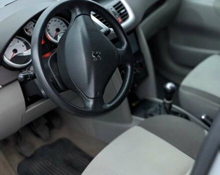 Серый Пежо 207, объемом двигателя 1.4 л и пробегом 204 тыс. км за 5400 $, фото 3 на Automoto.ua