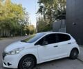 Белый Пежо 208, объемом двигателя 1.4 л и пробегом 300 тыс. км за 7000 $, фото 7 на Automoto.ua