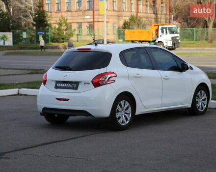 Белый Пежо 208, объемом двигателя 1.2 л и пробегом 93 тыс. км за 7800 $, фото 5 на Automoto.ua