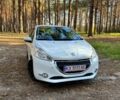 Білий Пежо 208, об'ємом двигуна 1.2 л та пробігом 120 тис. км за 6200 $, фото 1 на Automoto.ua