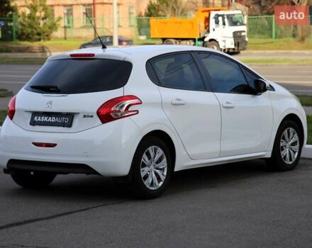 Белый Пежо 208, объемом двигателя 1.2 л и пробегом 93 тыс. км за 7800 $, фото 6 на Automoto.ua