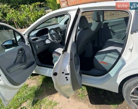 Білий Пежо 208, об'ємом двигуна 1.2 л та пробігом 160 тис. км за 6000 $, фото 5 на Automoto.ua