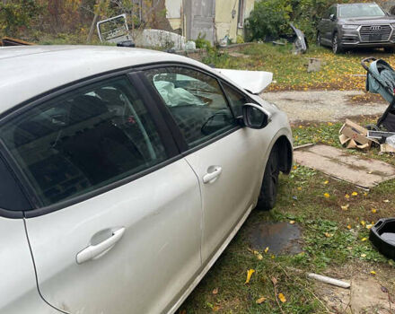 Белый Пежо 208, объемом двигателя 1.2 л и пробегом 120 тыс. км за 2500 $, фото 6 на Automoto.ua