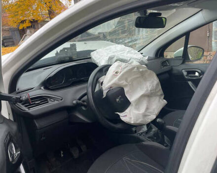 Белый Пежо 208, объемом двигателя 1.2 л и пробегом 120 тыс. км за 2500 $, фото 4 на Automoto.ua