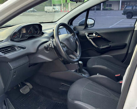 Белый Пежо 208, объемом двигателя 1.2 л и пробегом 95 тыс. км за 7100 $, фото 8 на Automoto.ua
