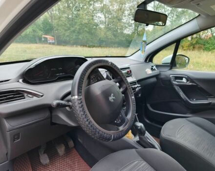 Білий Пежо 208, об'ємом двигуна 1 л та пробігом 82 тис. км за 5000 $, фото 6 на Automoto.ua