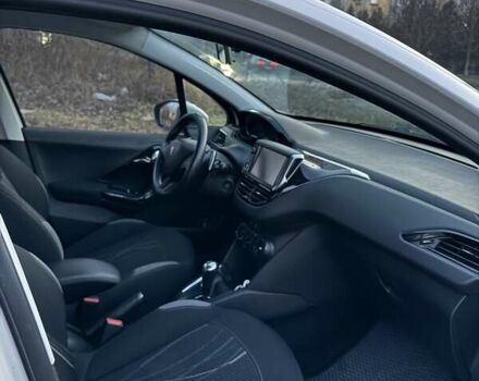 Белый Пежо 208, объемом двигателя 1.2 л и пробегом 90 тыс. км за 7600 $, фото 7 на Automoto.ua