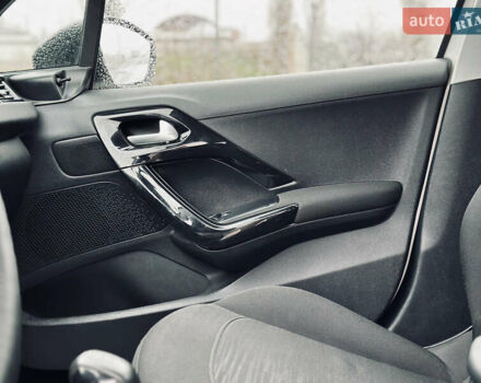 Белый Пежо 208, объемом двигателя 1.4 л и пробегом 180 тыс. км за 6500 $, фото 32 на Automoto.ua