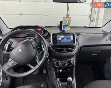 Белый Пежо 208, объемом двигателя 1.2 л и пробегом 105 тыс. км за 8200 $, фото 6 на Automoto.ua