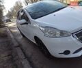 Белый Пежо 208, объемом двигателя 1.2 л и пробегом 133 тыс. км за 7900 $, фото 22 на Automoto.ua