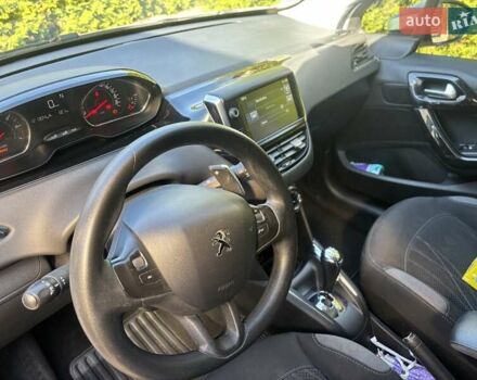Белый Пежо 208, объемом двигателя 1.2 л и пробегом 120 тыс. км за 8900 $, фото 3 на Automoto.ua