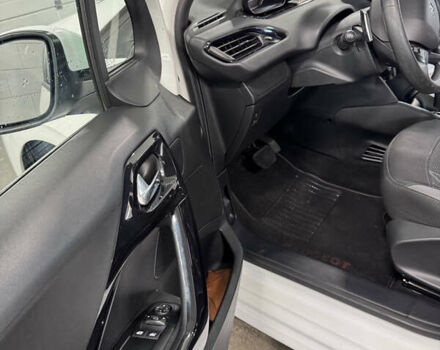 Белый Пежо 208, объемом двигателя 1.2 л и пробегом 105 тыс. км за 8200 $, фото 10 на Automoto.ua