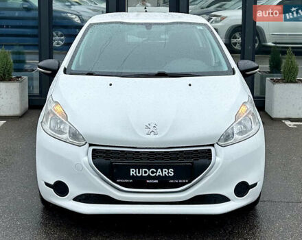 Белый Пежо 208, объемом двигателя 1.4 л и пробегом 180 тыс. км за 6500 $, фото 1 на Automoto.ua