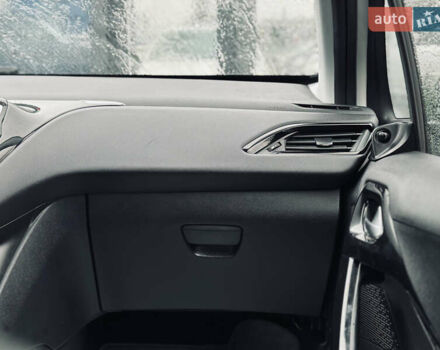 Белый Пежо 208, объемом двигателя 1.4 л и пробегом 180 тыс. км за 6500 $, фото 27 на Automoto.ua