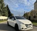Білий Пежо 208, об'ємом двигуна 1.2 л та пробігом 147 тис. км за 7400 $, фото 1 на Automoto.ua