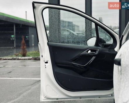 Белый Пежо 208, объемом двигателя 1.4 л и пробегом 180 тыс. км за 6500 $, фото 15 на Automoto.ua