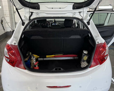 Белый Пежо 208, объемом двигателя 1.2 л и пробегом 105 тыс. км за 8200 $, фото 18 на Automoto.ua