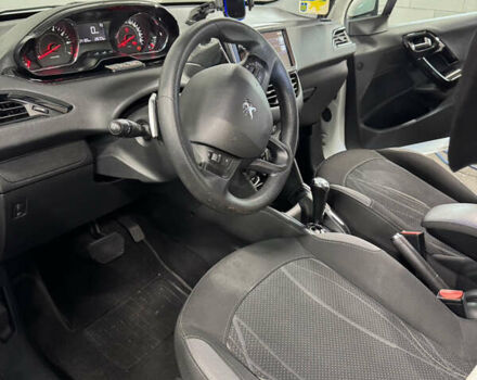 Белый Пежо 208, объемом двигателя 1.2 л и пробегом 105 тыс. км за 8200 $, фото 7 на Automoto.ua