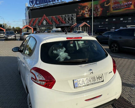 Белый Пежо 208, объемом двигателя 1.2 л и пробегом 105 тыс. км за 8200 $, фото 3 на Automoto.ua
