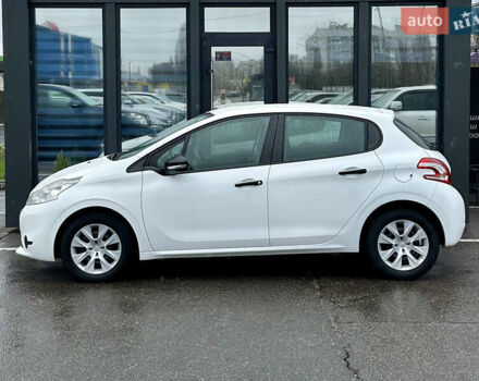 Белый Пежо 208, объемом двигателя 1.4 л и пробегом 180 тыс. км за 6500 $, фото 2 на Automoto.ua