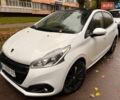 Белый Пежо 208, объемом двигателя 1.2 л и пробегом 120 тыс. км за 8300 $, фото 1 на Automoto.ua