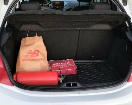 Белый Пежо 208, объемом двигателя 1.4 л и пробегом 199 тыс. км за 7600 $, фото 17 на Automoto.ua