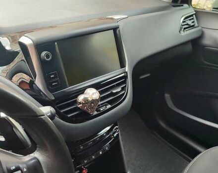 Белый Пежо 208, объемом двигателя 1.2 л и пробегом 57 тыс. км за 8500 $, фото 3 на Automoto.ua