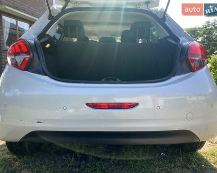 Белый Пежо 208, объемом двигателя 1.2 л и пробегом 74 тыс. км за 8000 $, фото 4 на Automoto.ua