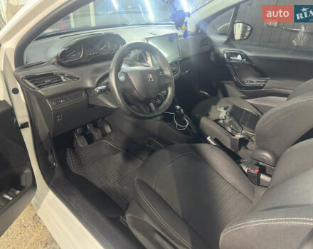 Белый Пежо 208, объемом двигателя 1.2 л и пробегом 150 тыс. км за 6500 $, фото 8 на Automoto.ua