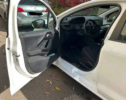 Белый Пежо 208, объемом двигателя 1.2 л и пробегом 133 тыс. км за 8000 $, фото 11 на Automoto.ua