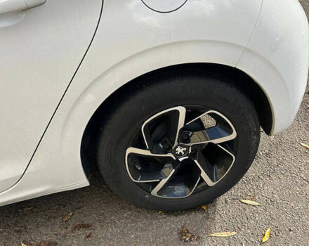 Белый Пежо 208, объемом двигателя 1.2 л и пробегом 133 тыс. км за 8000 $, фото 1 на Automoto.ua