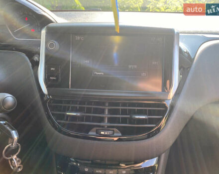 Белый Пежо 208, объемом двигателя 1.2 л и пробегом 74 тыс. км за 8000 $, фото 33 на Automoto.ua