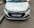 Белый Пежо 208, объемом двигателя 1.2 л и пробегом 57 тыс. км за 8500 $, фото 1 на Automoto.ua