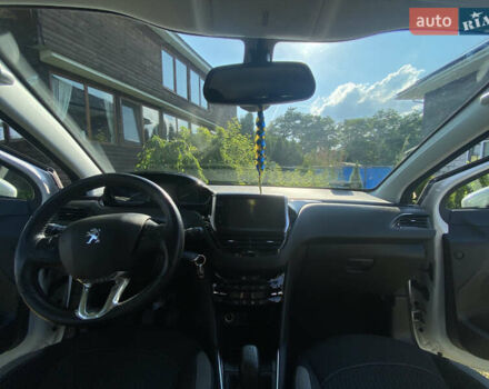 Белый Пежо 208, объемом двигателя 1.2 л и пробегом 74 тыс. км за 8000 $, фото 27 на Automoto.ua