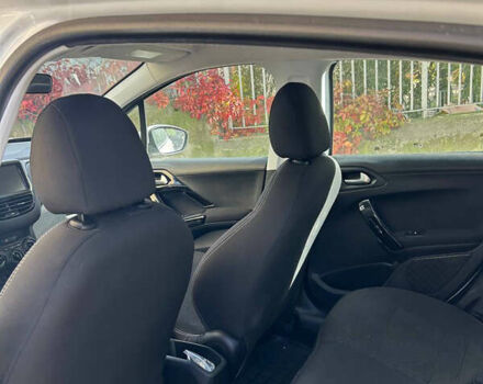 Белый Пежо 208, объемом двигателя 1.2 л и пробегом 133 тыс. км за 8000 $, фото 9 на Automoto.ua