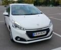 Белый Пежо 208, объемом двигателя 1.2 л и пробегом 130 тыс. км за 7500 $, фото 1 на Automoto.ua