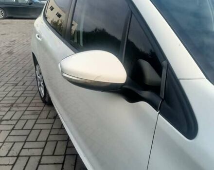 Білий Пежо 208, об'ємом двигуна 1.2 л та пробігом 75 тис. км за 7500 $, фото 7 на Automoto.ua