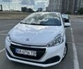 Белый Пежо 208, объемом двигателя 1.2 л и пробегом 106 тыс. км за 8900 $, фото 2 на Automoto.ua
