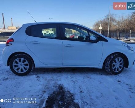 Белый Пежо 208, объемом двигателя 1.2 л и пробегом 80 тыс. км за 8150 $, фото 7 на Automoto.ua