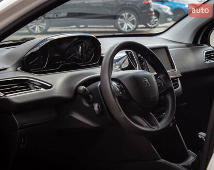 Белый Пежо 208, объемом двигателя 1.2 л и пробегом 106 тыс. км за 7500 $, фото 24 на Automoto.ua