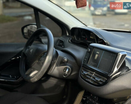 Белый Пежо 208, объемом двигателя 1.2 л и пробегом 127 тыс. км за 6750 $, фото 6 на Automoto.ua