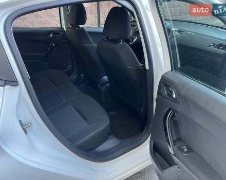 Белый Пежо 208, объемом двигателя 1.2 л и пробегом 24 тыс. км за 8700 $, фото 26 на Automoto.ua