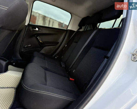 Белый Пежо 208, объемом двигателя 1.2 л и пробегом 127 тыс. км за 6750 $, фото 10 на Automoto.ua