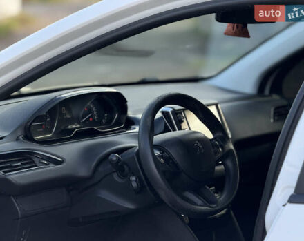 Белый Пежо 208, объемом двигателя 1.2 л и пробегом 127 тыс. км за 6750 $, фото 5 на Automoto.ua