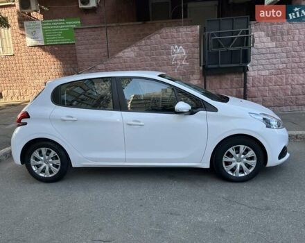 Белый Пежо 208, объемом двигателя 1.2 л и пробегом 24 тыс. км за 8700 $, фото 2 на Automoto.ua